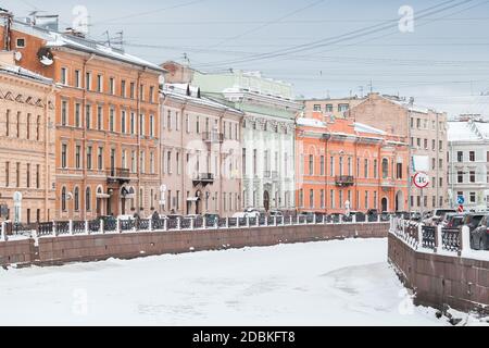 Vista sul fiume Moyka durante il giorno d'inverno. È un piccolo fiume in Russia che circonda la parte centrale di San Pietroburgo, Russia Foto Stock