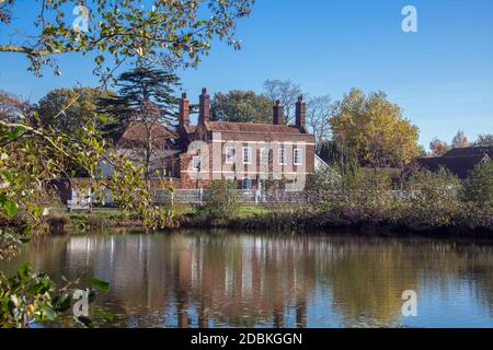 Lago e la casa Limes Matching Green Essex Inghilterra Foto Stock