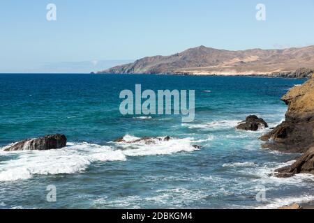 Costa rocciosa vicino al villaggio di la Pared sulla parte sud-occidentale di Fuerteventura . Isole Canarie, Spagna Foto Stock