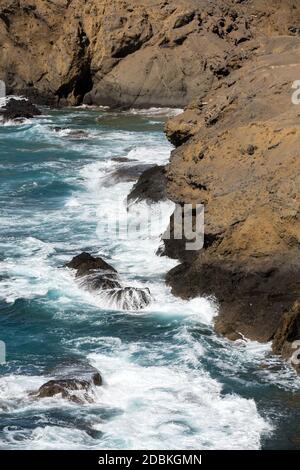 Costa rocciosa vicino al villaggio di la Pared sulla parte sud-occidentale di Fuerteventura . Isole Canarie, Spagna Foto Stock