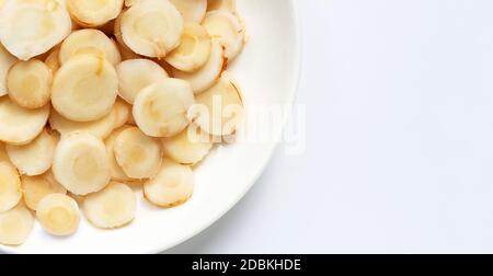 Fette di galangal fresche isolate su sfondo bianco. Foto Stock