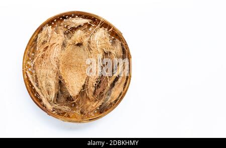 I capelli della conchiglia di cocco per piantare su legno bambù che batte il cesto su sfondo bianco. Foto Stock