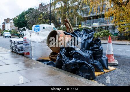 Materiali per costruttori sul lato della strada a Kentish Town, Londra, Regno Unito Foto Stock