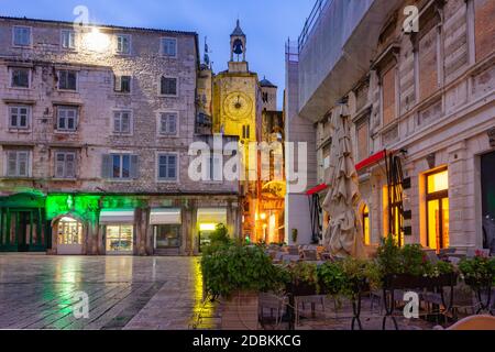 Notte vuota gente Piazza o Pjaca e Zeljezna Vrata della città vecchia medievale di Spalato, Croazia Foto Stock