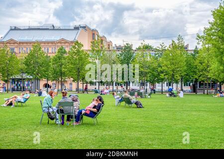 San Pietroburgo, Russia. 28 luglio 2020. Le persone riposano nello spazio pubblico del New Holland Park. Orientamento orizzontale, fuoco selettivo. Foto Stock