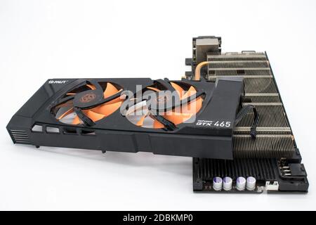 Pyatigorsk, Russia. 12/16/2011 scheda grafica NVIDIA GeForce GTX 465 isolata su sfondo bianco Foto Stock