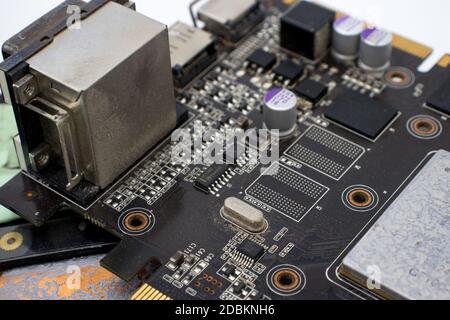 Scheda video smontata isolata su sfondo bianco Foto Stock