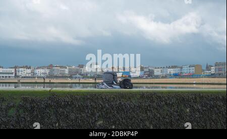 Dipinto uomo sulla piscina marea sulla spiaggia fuori Marine Terrace, Margate, Kent Foto Stock