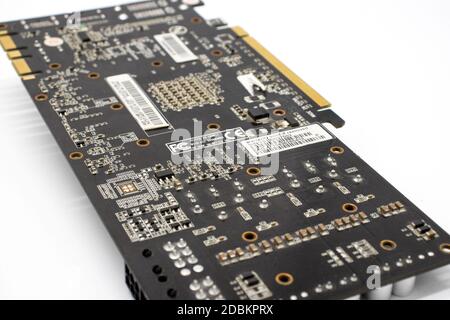 Scheda video smontata isolata su sfondo bianco Foto Stock