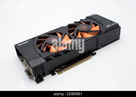 Mosca, Russia. 12/16/2011 scheda grafica NVIDIA GeForce GTX 465 isolata su sfondo bianco Foto Stock