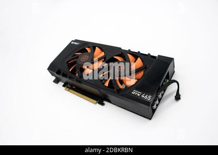Mosca, Russia. 12/16/2011 scheda grafica NVIDIA GeForce GTX 465 isolata su sfondo bianco Foto Stock