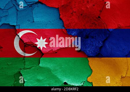 Bandiere di Azerbaigian e Armenia dipinta sulla parete incrinato Foto Stock
