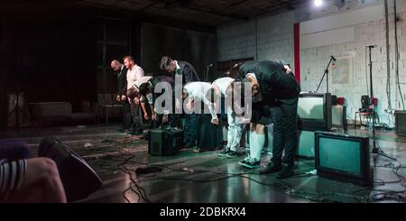 Gli attori si inchinano al pubblico sul palco dopo la performance. Vivi applausi dalla folla. Scena teatrale. Obbedienza al pubblico Foto Stock