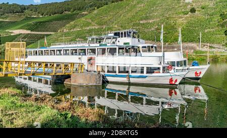 Nave passeggeri sul fiume mosel in una bella giornata estiva Foto Stock