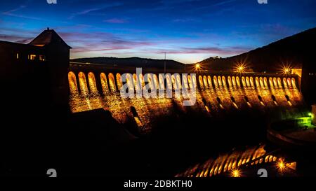 Illuminata sulla muratura Edersee in Hessen Germania Foto Stock