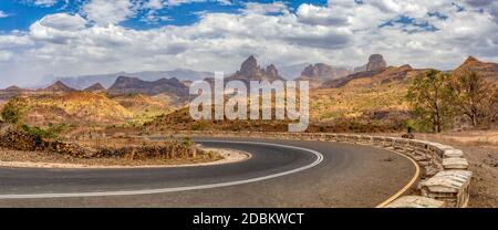 Tortuosa strada a Semien, Parco Nazionale delle Montagne Simien paesaggio nel Nord Etiopia. Africa campagna selvaggia, giorno di sole con cielo blu Foto Stock