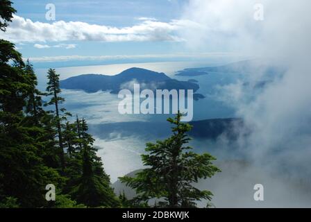 isola che appare dietro le nuvole - vista dall'alto Foto Stock