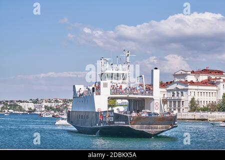 Sevastopol, Russia - Settembre 26,2020: Un traghetto con persone e auto arriva al molo di Artbukhty, Sevastopol Bay, Mar Nero. Foto Stock