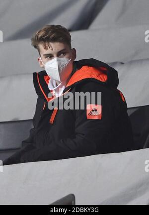Braunschweig, Germania. 17 Nov 2020. Negli stand: Dominik Kother (KSC). GES/Football/Campionato europeo qualificazione: Germania U21 - Galles U21, 11/17/2020 Calcio: Euro Qualifier Under 21: Germania vs Galles, Braunschweig, 17 novembre 2020 | Usage worldwide Credit: dpa/Alamy Live News Foto Stock