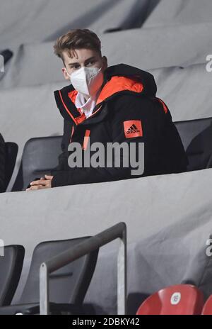 Braunschweig, Germania. 17 Nov 2020. Negli stand: Dominik Kother (KSC). GES/Football/Campionato europeo qualificazione: Germania U21 - Galles U21, 11/17/2020 Calcio: Euro Qualifier Under 21: Germania vs Galles, Braunschweig, 17 novembre 2020 | Usage worldwide Credit: dpa/Alamy Live News Foto Stock
