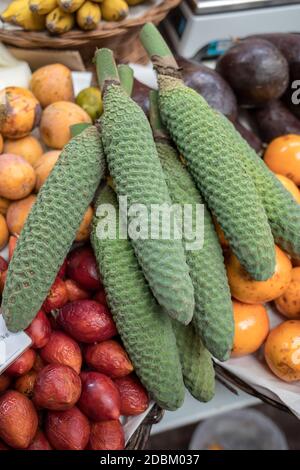 Ananas-banana frutta (Monstera deliciosa) a Mercado Dos Lavradores. Funchal, Madeira, Portogallo Foto Stock