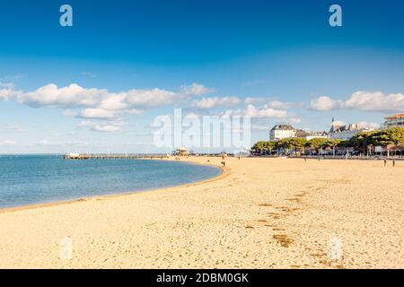 Vista sulla spiaggia di Arcachon in una giornata di sole. Arcachon è una famosa città balneare sull'oceano Atlantico in Aquitania, Francia. Foto Stock