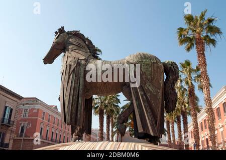 Bari - corso Vittorio Emanuele - Mario Ceroli - cavallo con gualdrappa Foto Stock