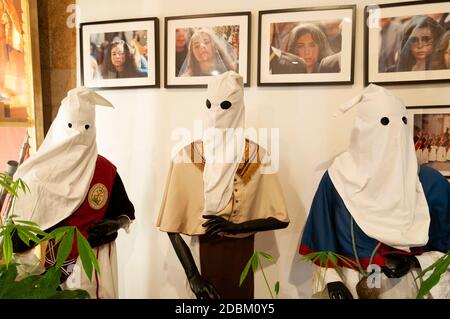 Bari - Museo civico - costumi confraternita pugliesi - Museo Foto Stock