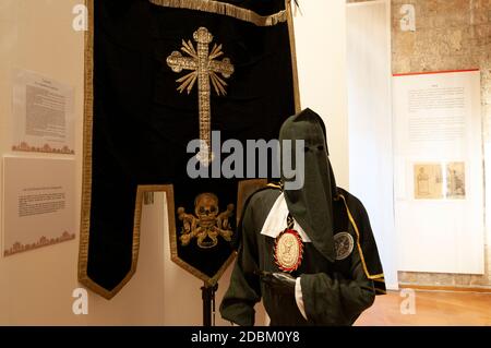 Bari - Museo civico - costumi confraternita pugliesi - Museo Foto Stock