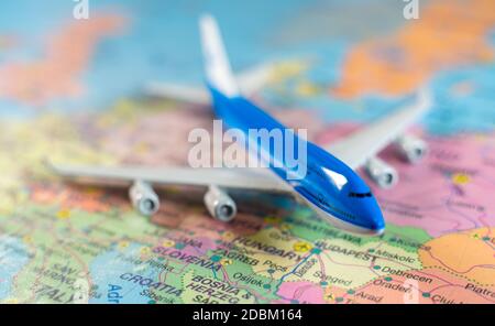 Giocattolo di un aereo sulla mappa dell'Europa. Foto Stock