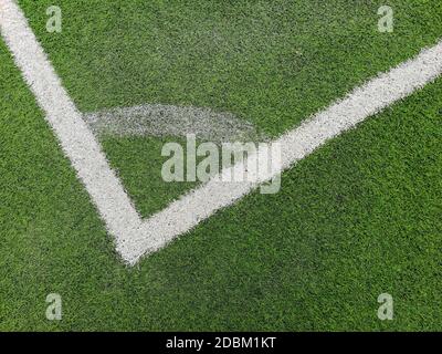 Un arco d'angolo sul passo verde dell'erba Foto Stock