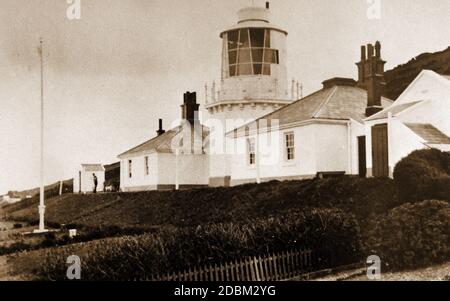 Una foto stampata del 1905 circa di 'Whitby High Lights' (Hawsker Lighthouse), Yorkshire, Regno Unito. Era dotato di corno antinebbia ad alta voce, conosciuto localmente come Hawser Bull . il Mad Bull o il Bull bawling Mette in guardia le navi non solo delle scogliere e della costa, ma anche di Whitby Rock, un naufragio di navi nel corso degli anni.e ora è stato convertito in case vacanze. Il faro progettato da James Walker è stato aperto nel 1858 , originariamente su Ling Hill . e progettato da James Walker Foto Stock