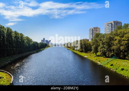 Porta numero 7 del canale che prende il nome da Mosca nel distretto Pokrovskoe-Streshnevo (Tushino) di Mosca. Vista della serratura del fiume sulla Mosca Foto Stock