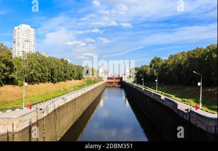 Porta numero 7 del canale che prende il nome da Mosca nel distretto Pokrovskoe-Streshnevo (Tushino) di Mosca. Vista della serratura del fiume sulla Mosca Foto Stock