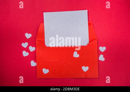 San Valentino Love Letter background. San Valentino semplice concetto di sfondo con busta rossa di saluto su sfondo rosso e decorazione simbolo del cuore Foto Stock