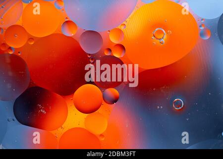 Uno sfondo astratto come risultato di una miscela di acqua e olio Foto Stock