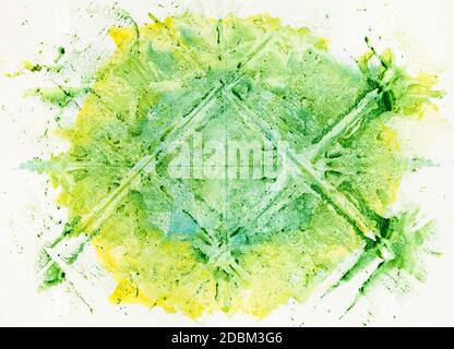 arte minimalista - astratto pittura simmetrica monotipica artigianale con acquerelli verdi e gialli su carta vecchia Foto Stock