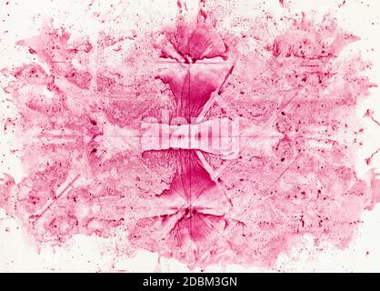 arte minimalista - astratto pittura simmetrica monotipica artigianale con acquerello rosa su carta vecchia Foto Stock