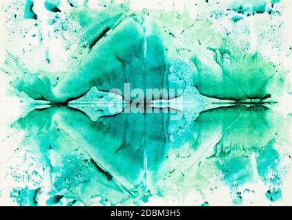 arte minimalista - astratto pittura simmetrica monotipica artigianale con acquerello verde su carta vecchia Foto Stock