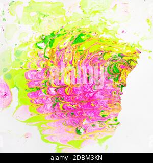 Arte minimalista - spot astratti realizzati a mano digitando pigmenti rosa, giallo, verde su carta crema da superficie acquosa in Ebru (carta marbling) techni Foto Stock
