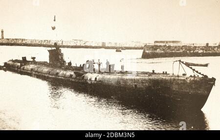 Una foto di giornale del sottomarino tedesco (U-boat) U 98 di 247 metri catturato a Whiby Harbour, Regno Unito. È stata lanciata il 31 agosto 1940 e commissionata il 12 ottobre, con un equipaggio di 46 persone sotto il comando di Kapitänleutnant Robert Gysae, operante da San Nazaire in Francia. Considerando che si suppone fosse affondata il 15 novembre 1942 ad ovest dello stretto di Gibilterra (o in alternativa gravemente danneggiato al largo di Capo San Vincenzo, Spagna), questo solleva una questione riguardo a quale, se ne ha, è vero, o se il Uboat nella foto è stato erroneamente identificato. Foto Stock