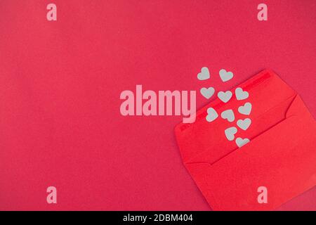 San Valentino Love Letter background. San Valentino semplice concetto di sfondo con busta rossa di saluto su sfondo rosso e decorazione simbolo del cuore Foto Stock