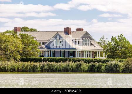 Grande tenuta privata sul lago Agawam a Southampton, NY Foto Stock