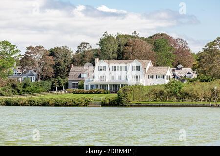 Grande tenuta privata sul lago Agawam a Southampton, NY Foto Stock