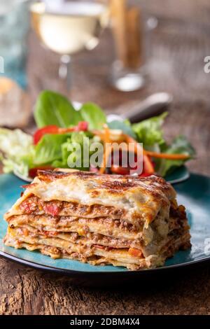 Porzione di lasagna fresca su una piastra Foto Stock