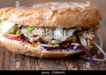 primo piano di doener kebap su legno Foto Stock