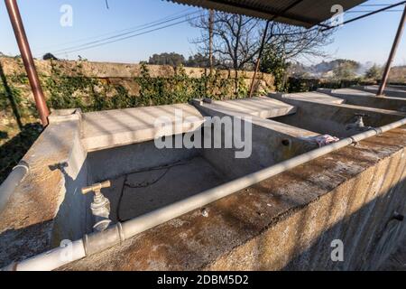 Vecchio lavatoio pubblico tradizionale fuori in un piccolo villaggio in Portogallo Foto Stock