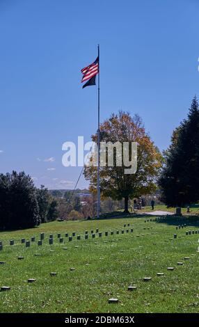 La bandiera americana che vola nel cimitero nazionale. Al Fredericksburg & Spotsylvania National Military Park, Virginia. Foto Stock