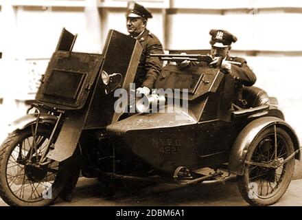 Una prima fotografia della polizia della città armata di New York (NYPD) pattugliando in una motocicletta armata e sidecar. Nel 1911, il presidente della Commissione di polizia, Theodore Roosevelt, ha istigato la squadra motociclistica. Foto Stock