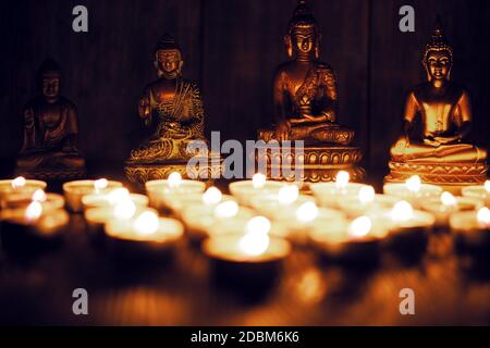 Candele che bruciano. Profondità di campo poco profonda. Molte candele di natale che bruciano di notte. Sfondo astratto candele. Molte fiamme di candela che si illuminano sulla parte posteriore scura Foto Stock